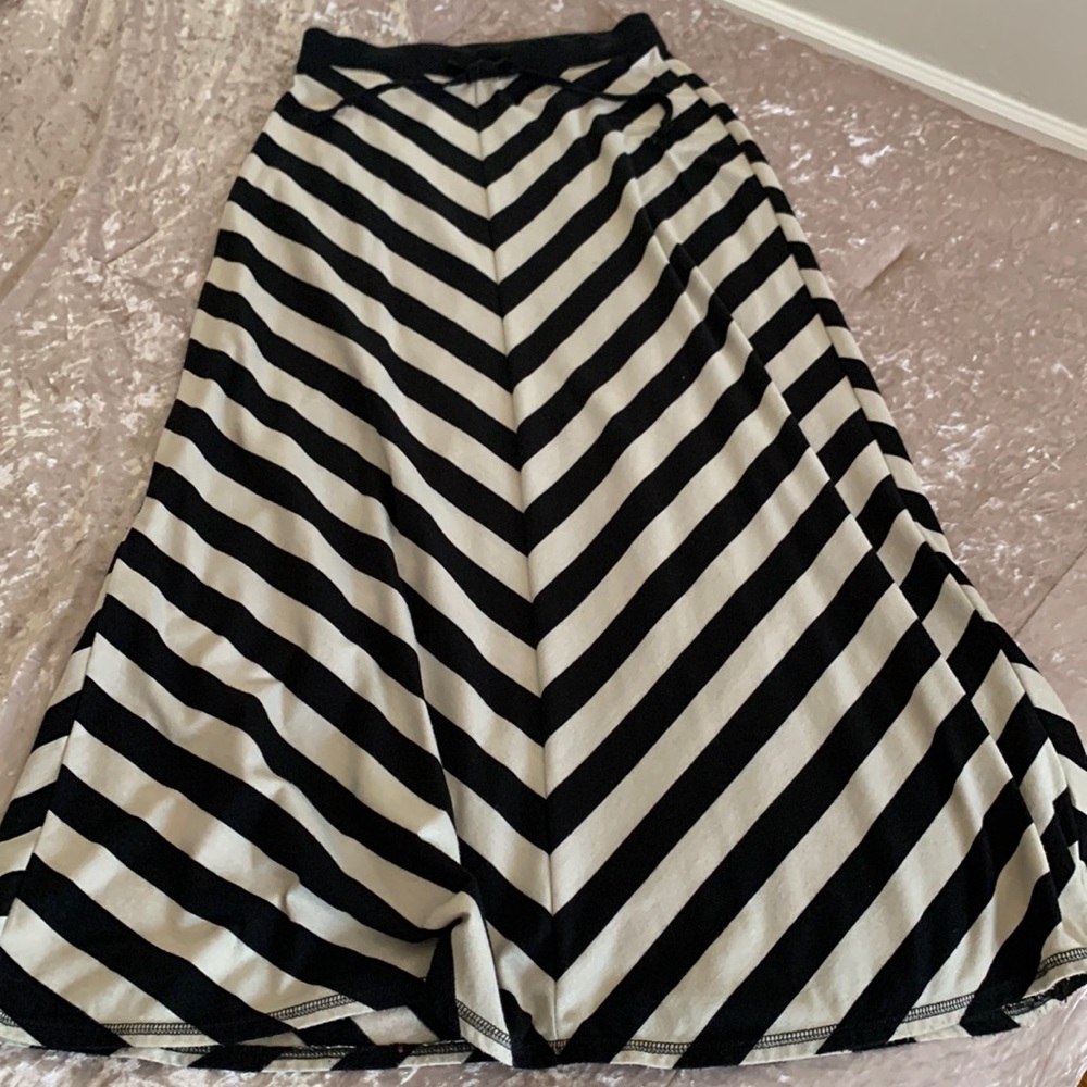 Perfect for spring! Excellent used condition maxi length chevron print skirt